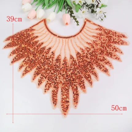 Base en maille avec paillettes perlées, patch de col brodé sur la poitrine